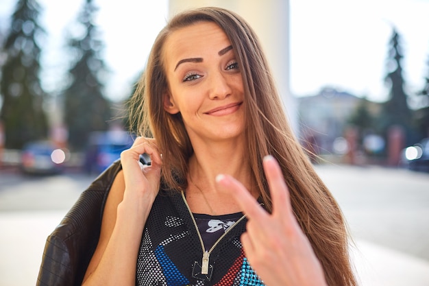 Mädchen mit langen Haaren auf der Straße