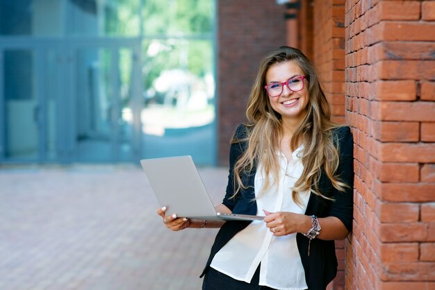 Mädchen mit Laptop auf der Straße