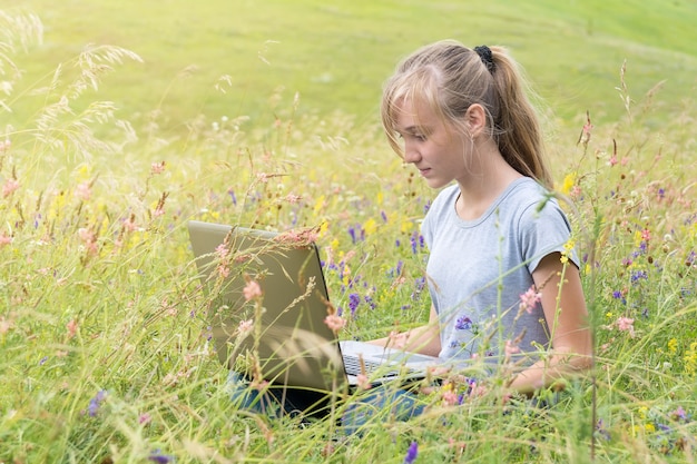 Mädchen mit Laptop