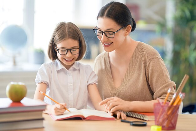 Mädchen mit Lehrer im Klassenzimmer