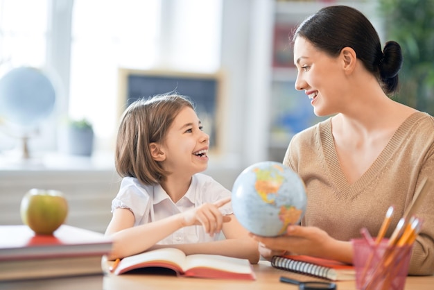 Mädchen mit Lehrer im Klassenzimmer