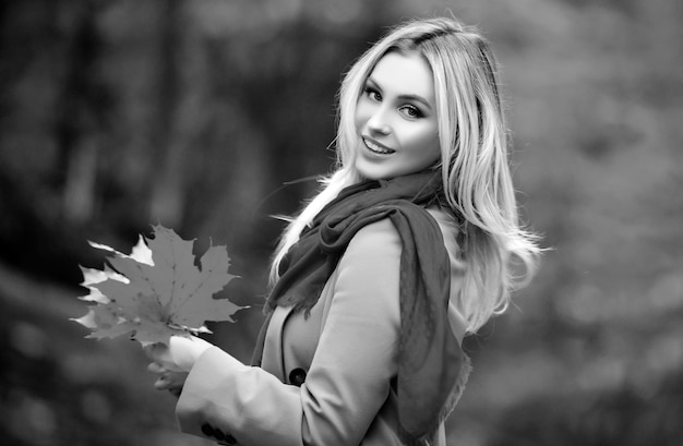 Mädchen mit leuchtend rotem gemütlichen und warmen Schal Nahaufnahme Porträt von Blondine mit Engel Schönheit Herbst