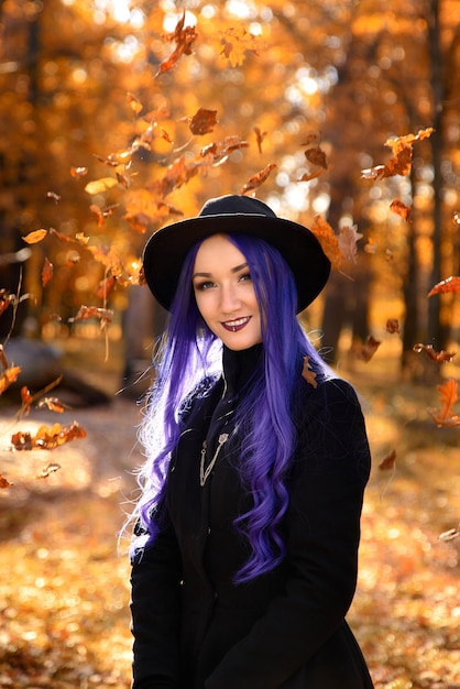 Mädchen mit lila Haaren im Herbst im Park