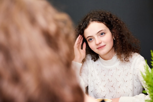 Mädchen mit lockigem Haar mit blauen Augen