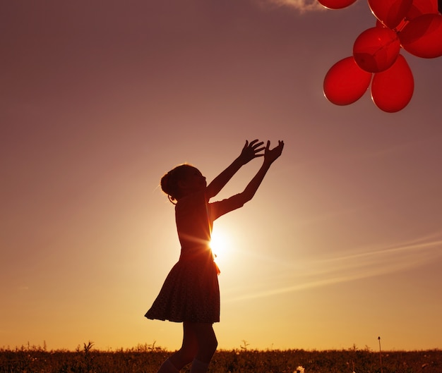 Mädchen mit Luftballons im Freien