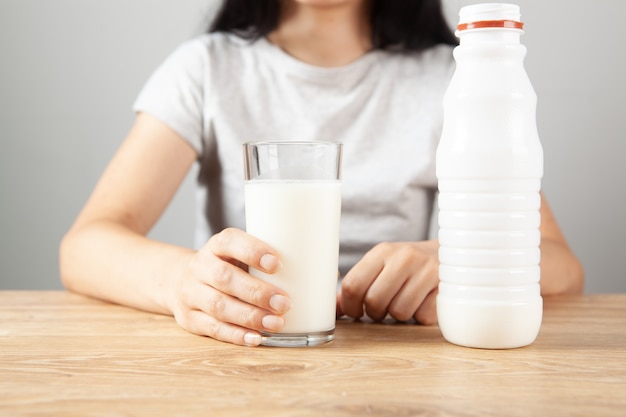 Mädchen mit Milch in einem Glas