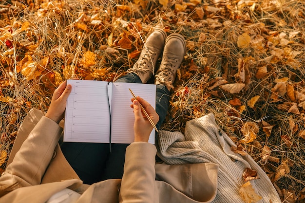 Foto mädchen mit papierplaner im freien herbstkonzept