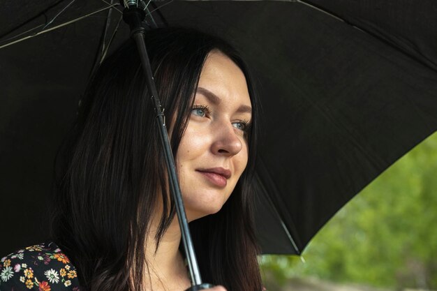 Mädchen mit Regenschirm bei bewölktem Wetter