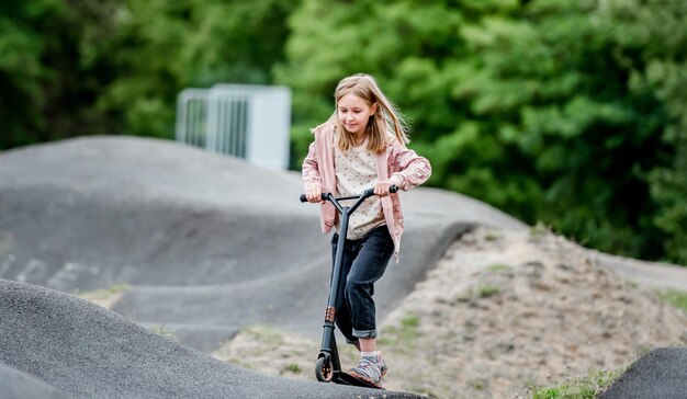 Foto mädchen mit roller