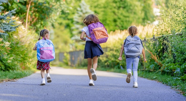 Mädchen mit Rucksack gehen zur Schule