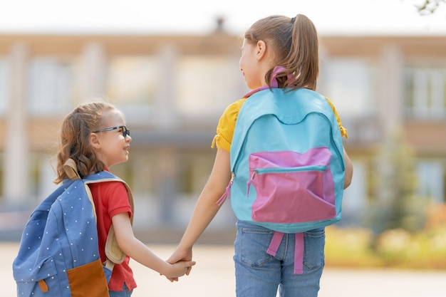 Foto mädchen mit rucksack gehen zur schule