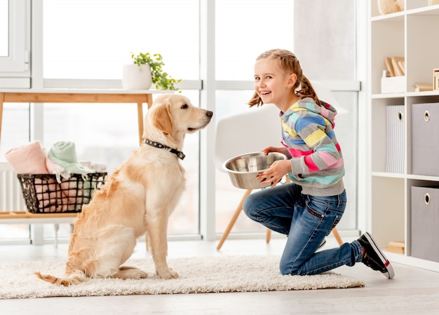 Mädchen mit Schüssel für Hund