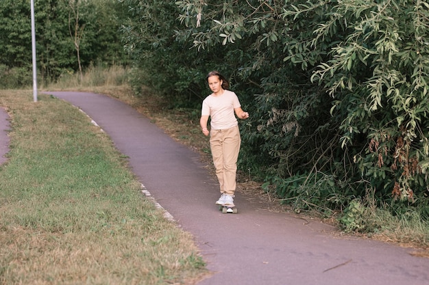 Mädchen mit Skateboard auf Weg im Park