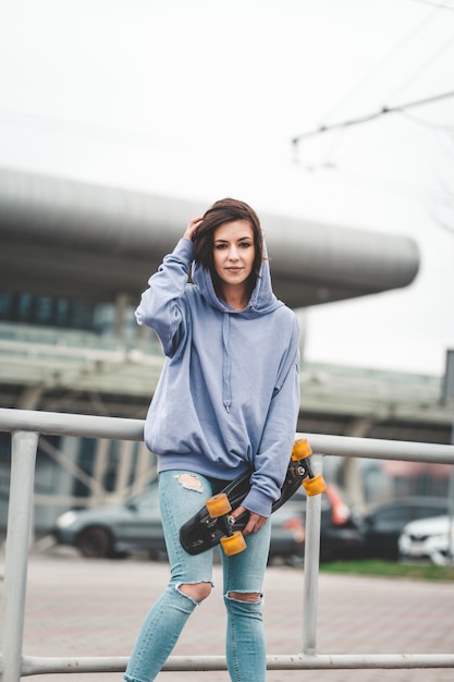 Mädchen mit Skateboard