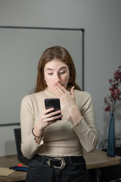 Mädchen mit Smartphone erwischt