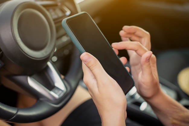 Mädchen mit Smartphone im Auto