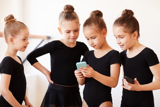 Mädchen mit Smartphone in der Praxis