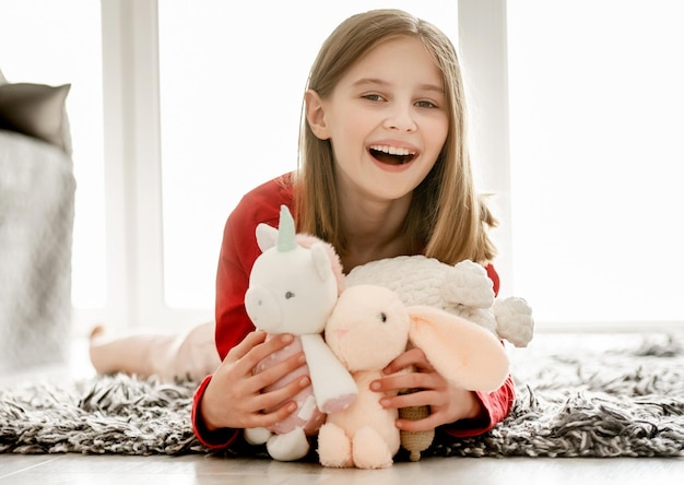 Mädchen mit Spielzeug im Schlafzimmer