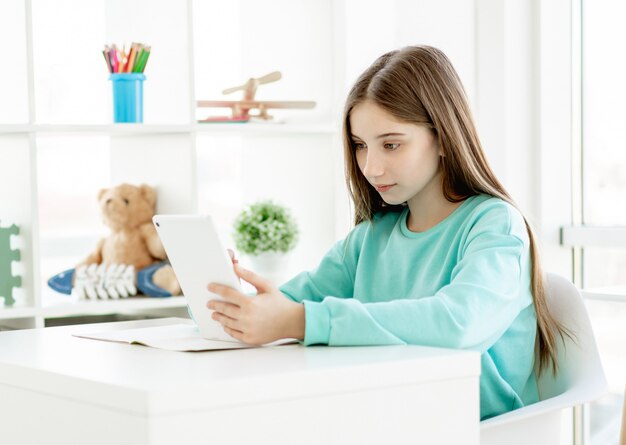Mädchen mit Tablette für Online-Bildung