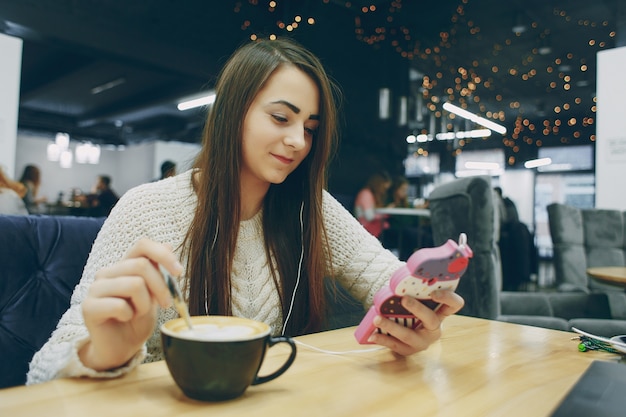 Mädchen mit Telefon