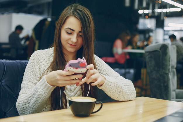 Mädchen mit Telefon