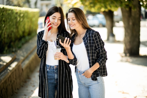 Mädchen mit Telefon