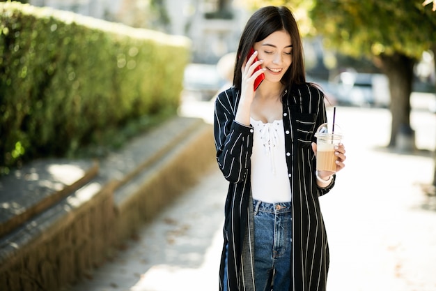 Mädchen mit Telefon