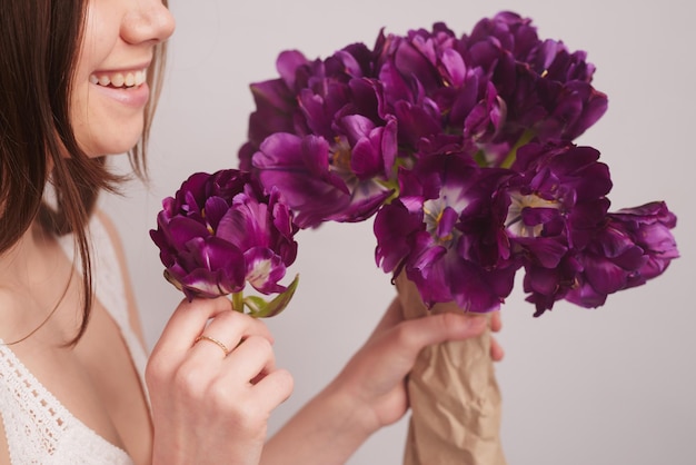 Mädchen mit Tulpen auf weißem Hintergrund