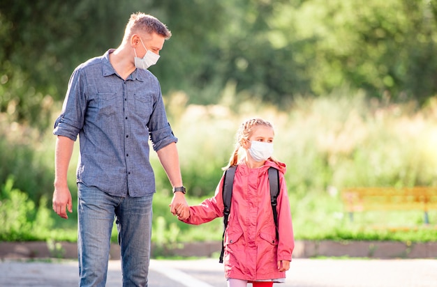 Mädchen mit Vater, der zurück zur Schule geht