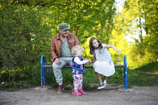 Mädchen mit Vater im Park am Abend eines sonnigen Frühlingstages