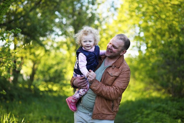 Mädchen mit Vater im Park im Frühjahr