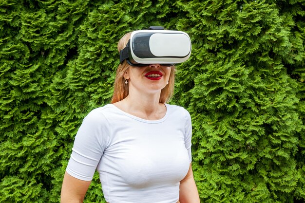 Mädchen mit Virtual-Reality-Brille im Park