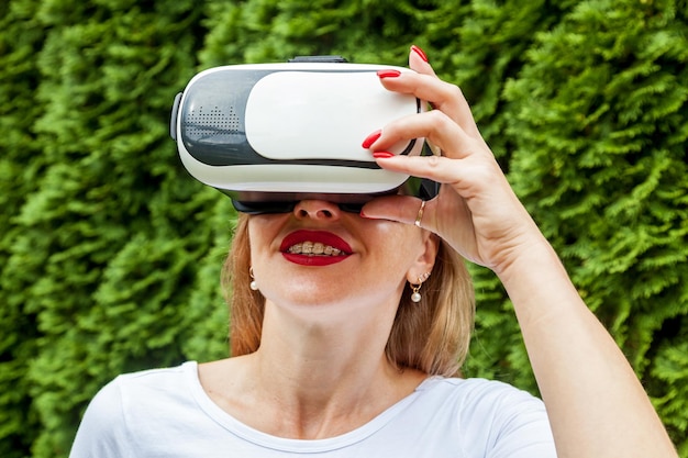 Mädchen mit Virtual-Reality-Brille im Park