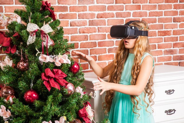 Mädchen mit Virtual-Reality-Headset an Neujahrsferien und genießen.