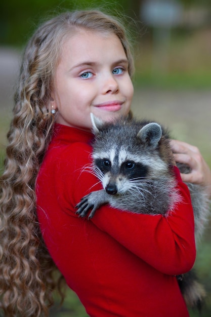 Mädchen mit Waschbär im Freien