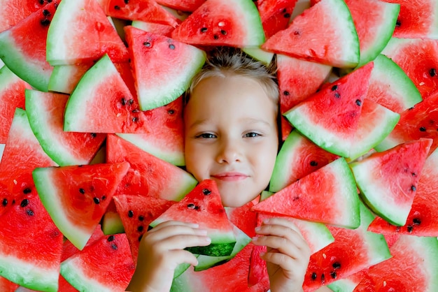 Mädchen mit Wassermelone Lustiges Porträt eines unglaublich schönen kleinen Mädchens mit gesundem Fruchtsnack der Wassermelone