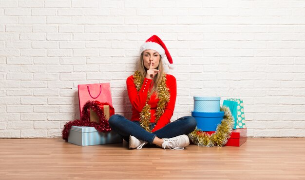 Mädchen mit Weihnachtshut und vielen Geschenken, welche die Weihnachtsfeiertage feiern