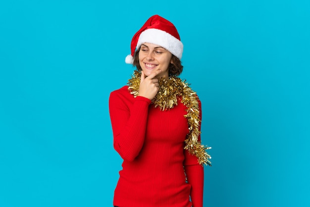 Mädchen mit Weihnachtsmütze auf einem blauen Hintergrund