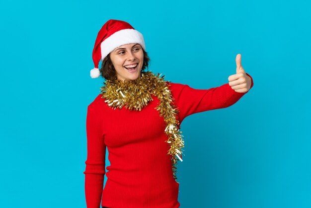 Mädchen mit Weihnachtsmütze auf einem blauen Hintergrund