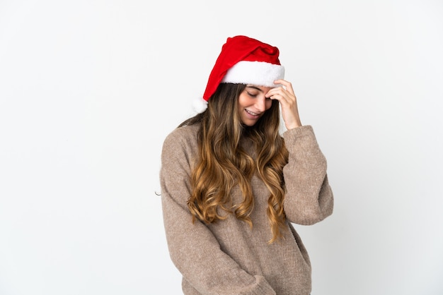 Mädchen mit Weihnachtsmütze lokalisiert auf weißem Hintergrund