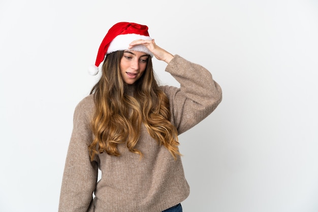 Mädchen mit Weihnachtsmütze lokalisiert auf weißem Hintergrund