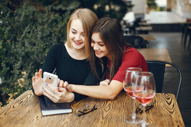 Mädchen mit Wein