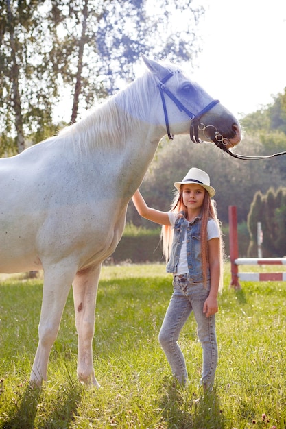 Mädchen mit weißem Pferd