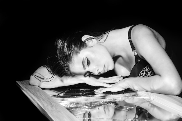 Mädchen mit zerbrochenem Spiegel elegante junge Frau, die über schwarzem Hintergrundlicht und Schattenporträt o aufwirft