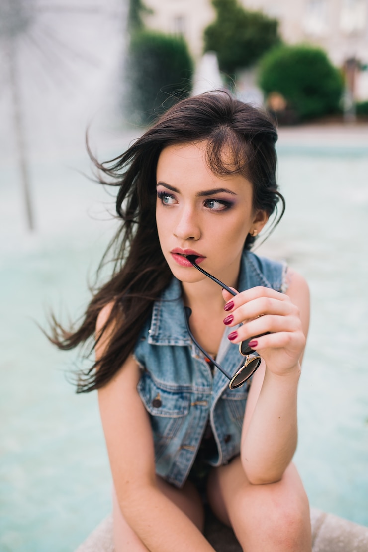 Foto mädchen modellierung in der stadt