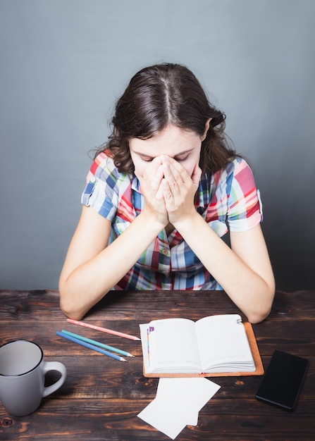 Mädchen müde Studentin schläft ein, Lernsitzung