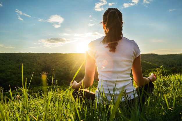 Mädchen nimmt an Meditation auf der Natur teil