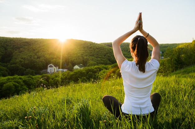 Mädchen nimmt an meditation auf der natur teil