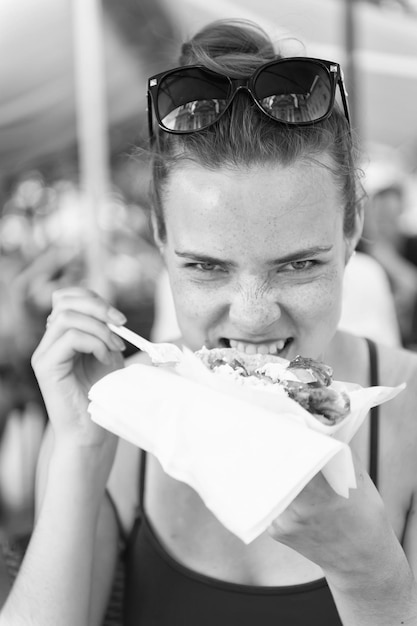 Mädchen oder Frau, die Sandwich-Gyros isst Mädchen mit Vergnügen isst Burger nach Diät