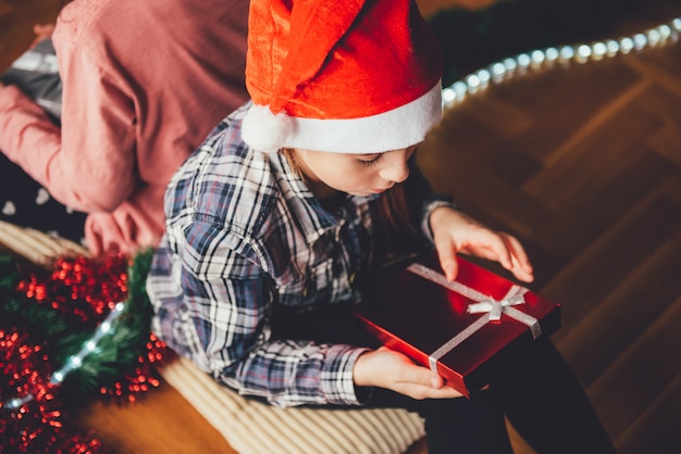 Mädchen öffnen Weihnachtsgeschenk